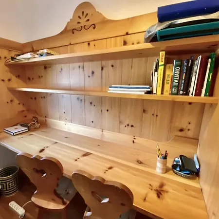 Charming Ground Floor Flat With Mountain Views アパート